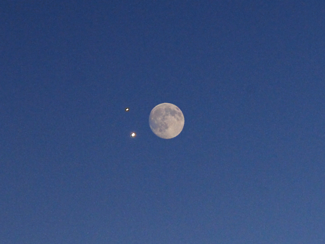 Conjunction of Venus and Jupiter compared to the full Moon, 2015-06-30